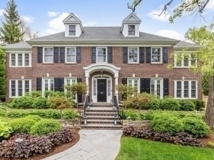 “Uyda yolg‘iz” filmidagi uy sotib yuborildi (foto)