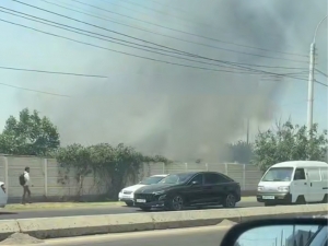 Fire breaks out in open field in Tashkent