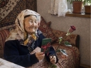 Шаҳрисабзда 96 ёшли онахонга туғилганлик гувоҳномаси топширилди