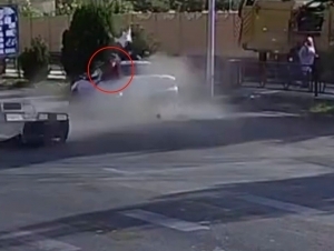 Andijonda “qizil”da o‘tgan Nexia 2 kishini urib, uchirib yubordi (video)