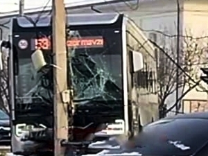 In Tashkent, an electric bus crashed into a pole