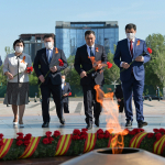 Japarov yana Jeenbekov va Otunbayeva bilan bir safda xotira marosimida qatnashdi (fotoreportaj)