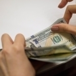 Dollar kursi yana pasaydi