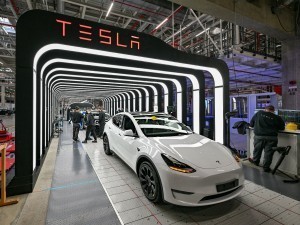Tesla 24 минг долларлик янги электромобили учун завод қурмоқчи