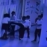 Toshkentda 4-sinf qiz o‘g‘il bola sinfdoshlari tomonidan kaltaklandi (video)