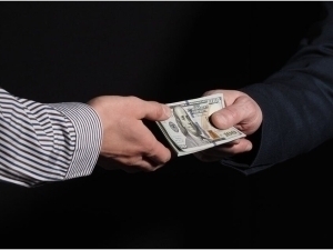 O‘zbekistonda vazirlik mulozimi 6 ming dollar bilan ushlandimi?