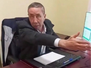Қўшработда “райгаз” бошлиғи мурожаатчини хонасидан қувиб чиқарди (видео)