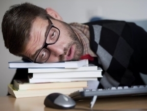 Олимлар китоб ўқишга қизиқишнинг кескин камайишидан ташвишда – тадқиқот