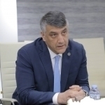Alisher Qodirov O‘zbekistonga Ukraina taqdirini eslatgan rus senatoriga javob qaytardi
