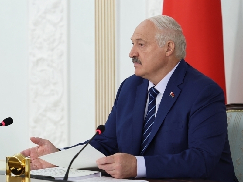 Лукашенко ўзбекистонликларга кўпроқ маош учун Россияда ишлашни тавсия қилди (видео)