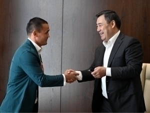 Kyrgyz President presents car to Uzbek boxing coach