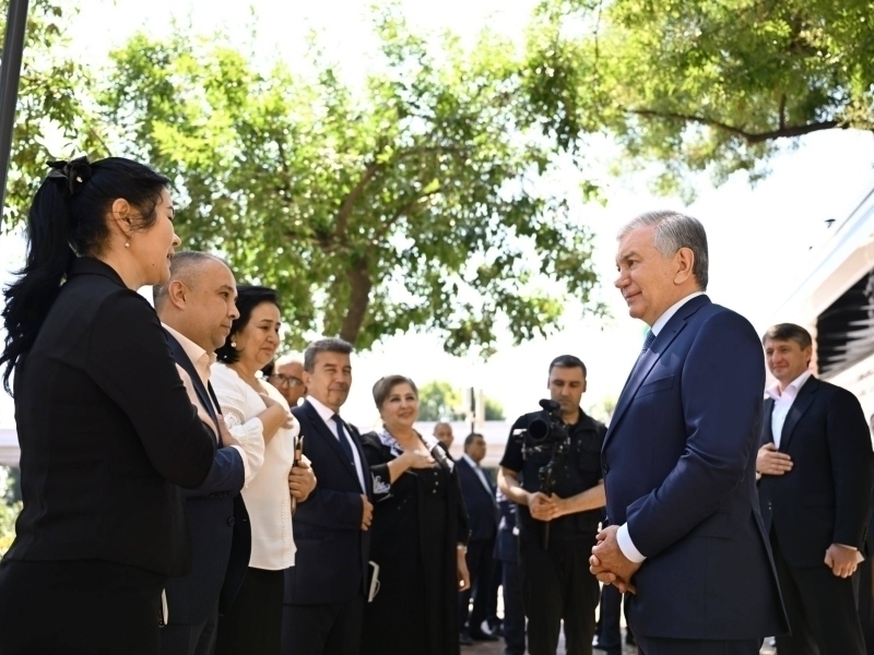President speaks with mahalla activists in Sergeli
