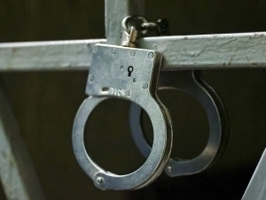 Хотинини боласининг кўз ўнгида ёқиб юборган эр 18 йилга қамалди