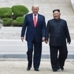 Трамп Жанубий Корея билан ҳарбий машғулотларни қисқартиришни буюрди