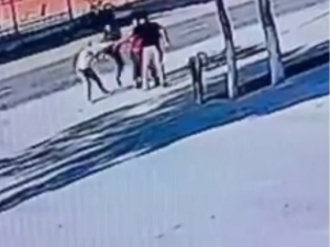 Farg‘onada 3 kishi 1 erkakni kaltaklab, pichoq bilan jarohatladi (video)