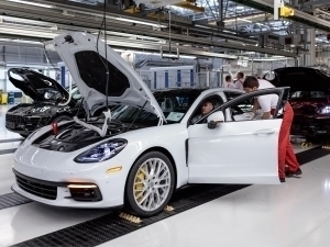 Volkswagen Porsche заводларидаги минглаб ишчиларни бўшатмоқчи