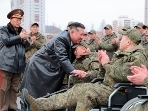 Kim Chen In Rossiyadan qaytgan askarlarini tantana bilan kutib oldi