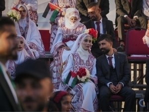 Ғазо харобалари орасида 54 жуфтлик учун оммавий тўй ўтказилди (видео)