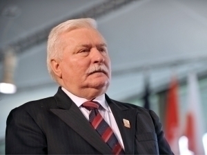 Собиқ президент пенсияси етмаётганидан шикоят қилди