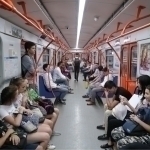 Metroda notanish qizning belidan pastini ushlagan erkak qamaldi