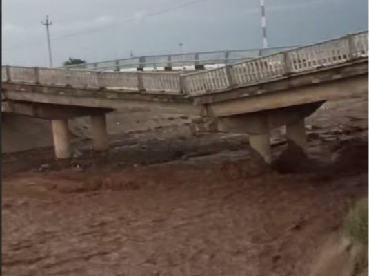 Bridge connecting Surkhandarya with Tajikistan collapses due to mudflow (video)