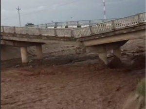 Sel tufayli Surxondaryoni Tojikiston bilan bog‘lovchi ko‘prik o‘pirilib tushdi (video)