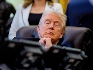 “Уйқучи Дон қайтди”. Трампнинг мажлисдаги суратлари танқидларга учради(видео)