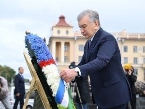 Shavkat Mirziyoyev Minskdagi G‘alaba monumenti poyiga gulchambar qo‘ydi