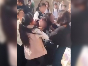 Girls engage in mass fight in Samarkand (video)