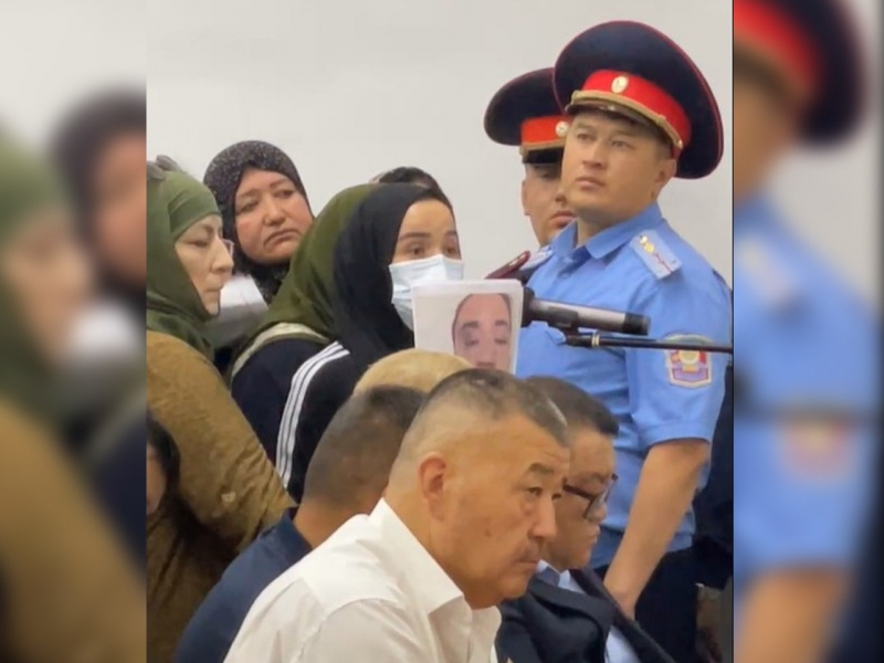Qirg‘izistonda erkak xotiniga qaynoq suv sepib, O‘zbekistonga qochib ketdi (video)