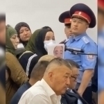 Qirg‘izistonda erkak xotiniga qaynoq suv sepib, O‘zbekistonga qochib ketdi (video)