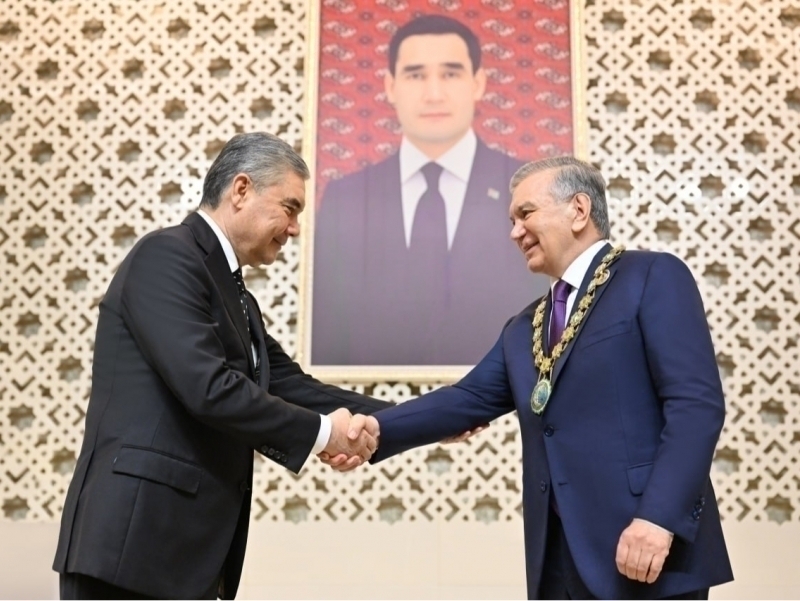 Mirziyoyev Turkmanistonda mukofotlandi (video)