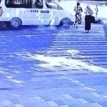 Jizzaxda tez yordam mashinasi piyodani urib yubordi (video)