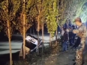 Ichida bolalar bo‘lgan Damas Farg‘ona kanaliga tushib ketdi (video)