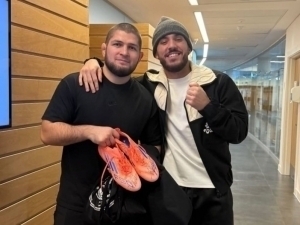 “Man Siti” futbolchisi Habibga butsalarini sovg‘a qildi