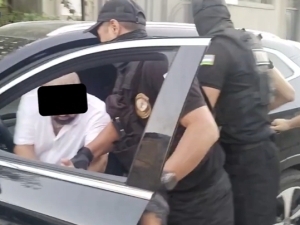 $36 000 qarzini bermaslik uchun fuqaroga tazyiq o‘tkazgan aka-ukalar ushlandi (video)