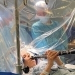 Britaniyada bemor operatsiya paytida musiqa chaldi (video)