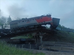Россияда энди поезд кўприк билан бирга қулаб тушди