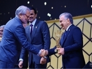 Shavkat Mirziyoyev Qatar Amiri bilan mukofotlarni egalariga topshirdi