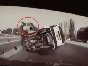 Samarqandda yuk mashinasiga urilgan Damas’ning haydovchisi uchib ketdi (video)