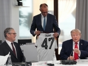 Мерц Трампга футболка совға қилди (видео)