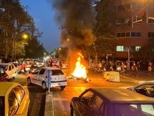 Эрон олов ичида: 2 шаҳар намойишчилар қўлига ўтгани айтилмоқда (видео)