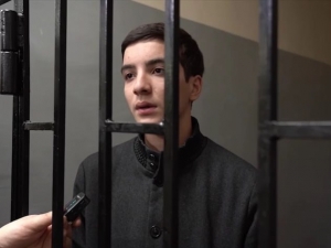 BMW’да ЙПХ инспекторини уриб юборган ўқувчи қамоққа олинди (видео)