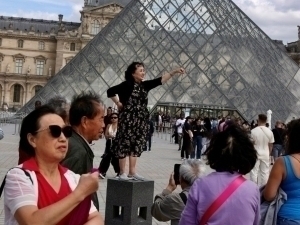 Luvr muzeyi yopildi. Xodimlar oyligidan norozi