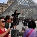 Luvr muzeyi yopildi. Xodimlar oyligidan norozi