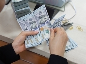 Доллар курси яна тушди