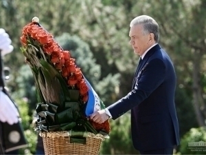 Mirziyoyev laid a wreath at the statue of the First President