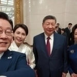 “Prezident bilan selfi”. Si Szinpin Li Chje Myonning rasmga olish mahoratini olqishladi (video)