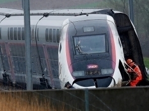 Францияда поезд ҳарбий юк машинаси билан тўқнашди. Қурбон бор