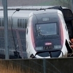 Fransiyada poyezd harbiy yuk mashinasi bilan to‘qnashdi. Qurbon bor